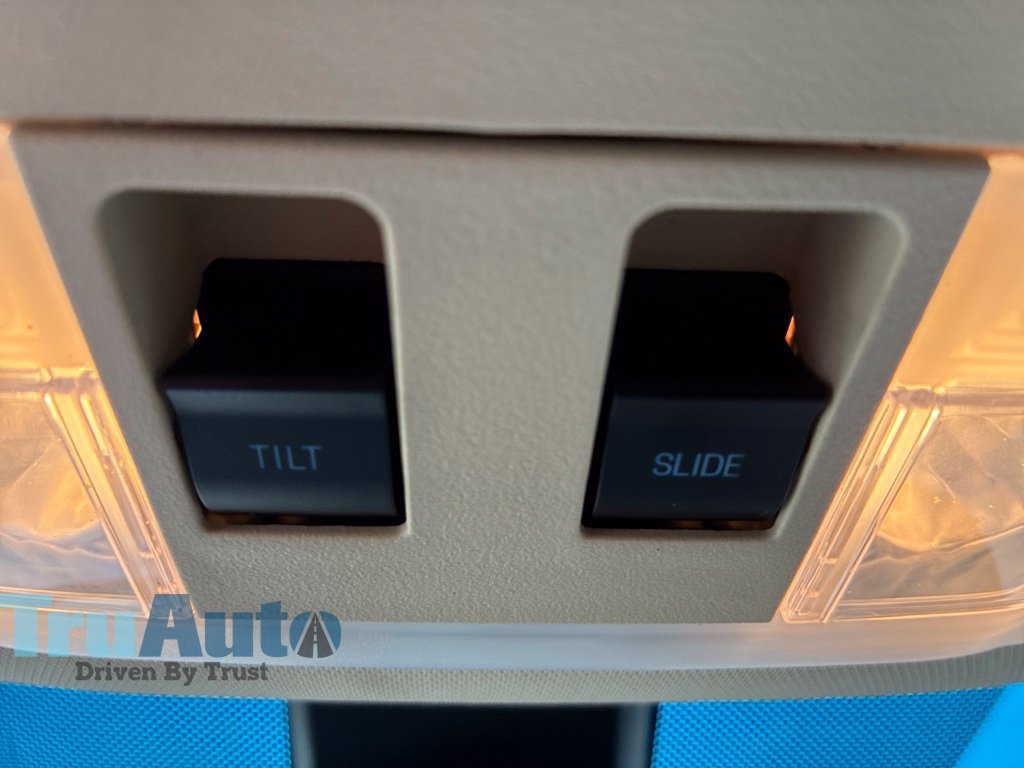 Used 2017 Ford Taurus Limited FWD image 38
