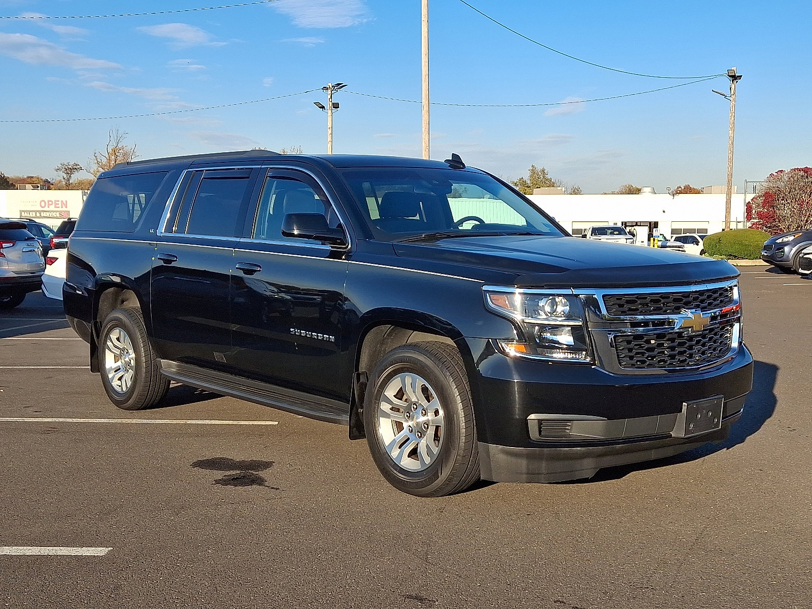 Used 2018 Chevrolet Suburban LT image 1
