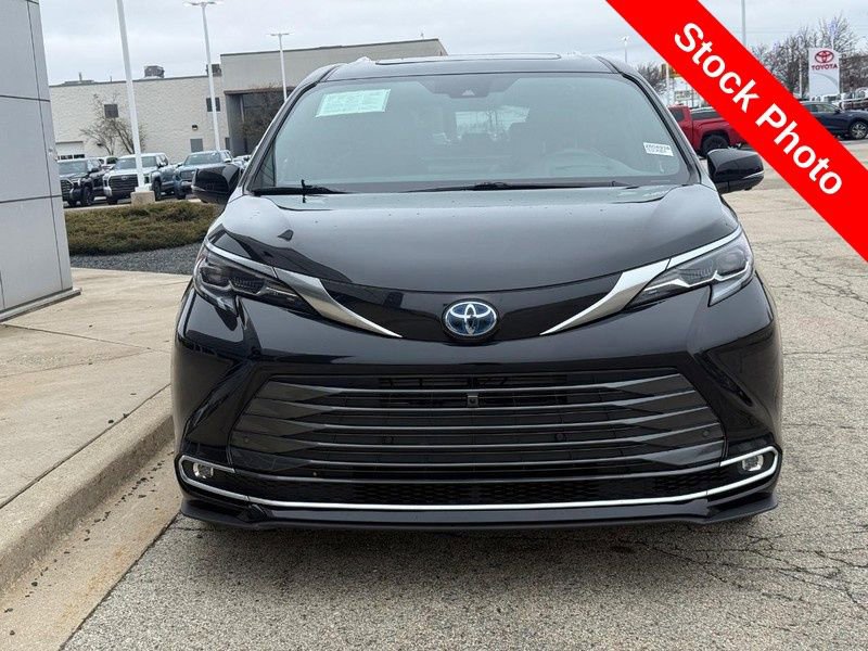Used 2025 Toyota Sienna Platinum image 8