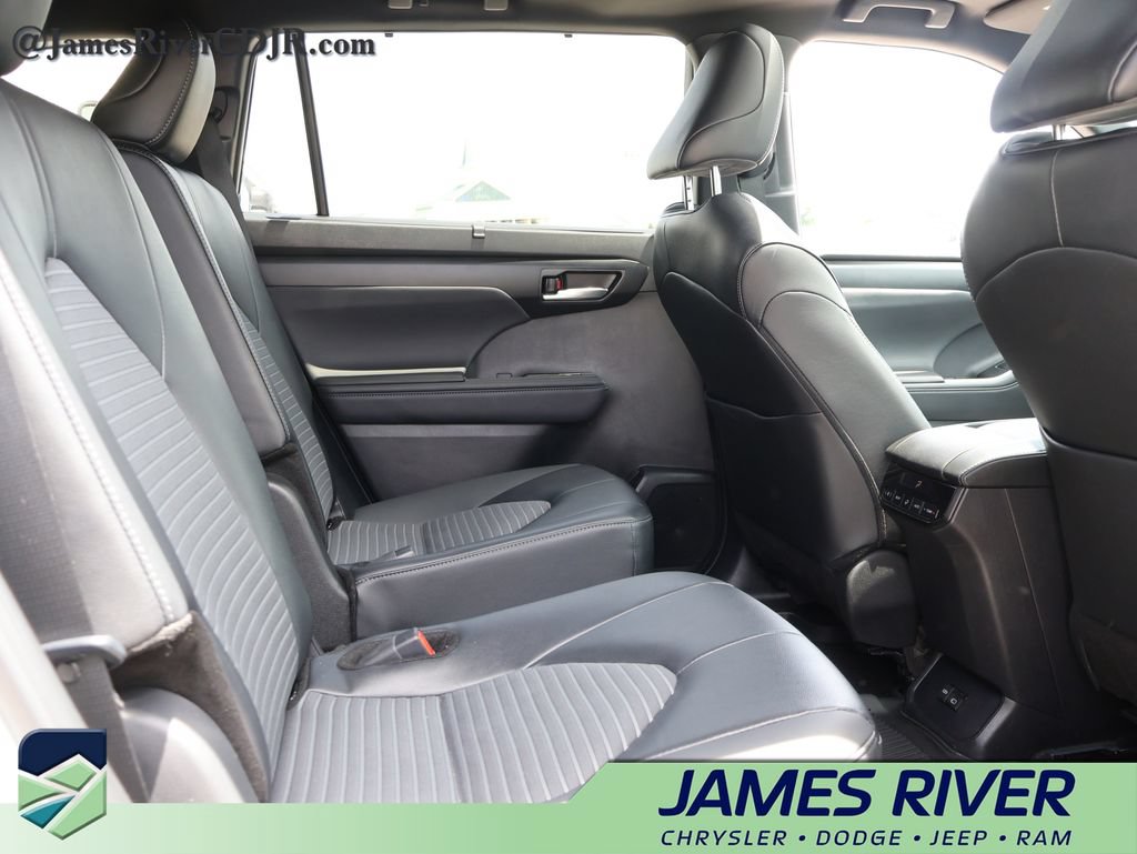 Used 2025 Toyota Highlander XSE AWD/4WD image 12