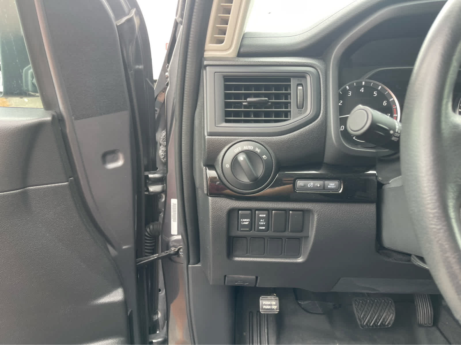 Used 2023 Nissan Titan SV w/ SV Convenience Package RWD image 14