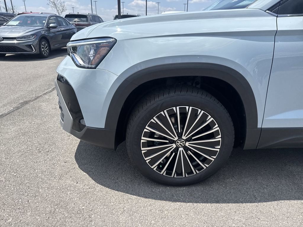 New 2025 Volkswagen Taos SE image 9