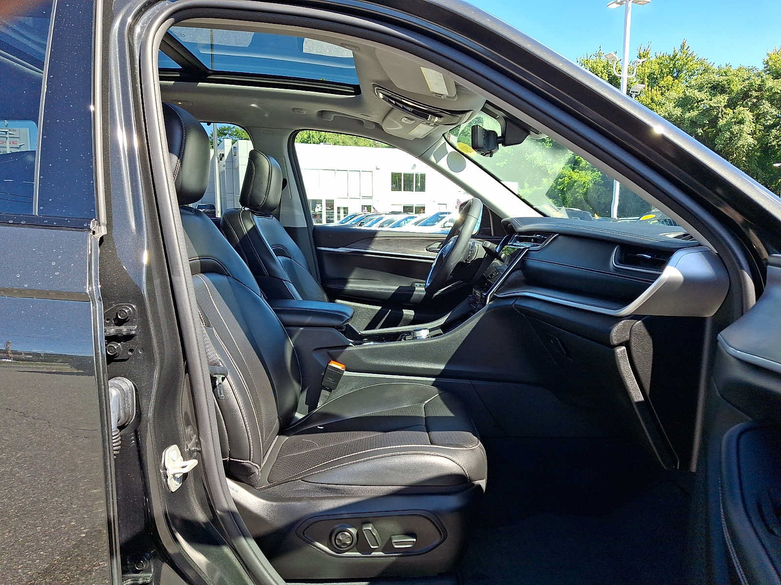 Used 2023 Jeep Grand Cherokee Limited w/ Luxury Tech Group II AWD/4WD image 15