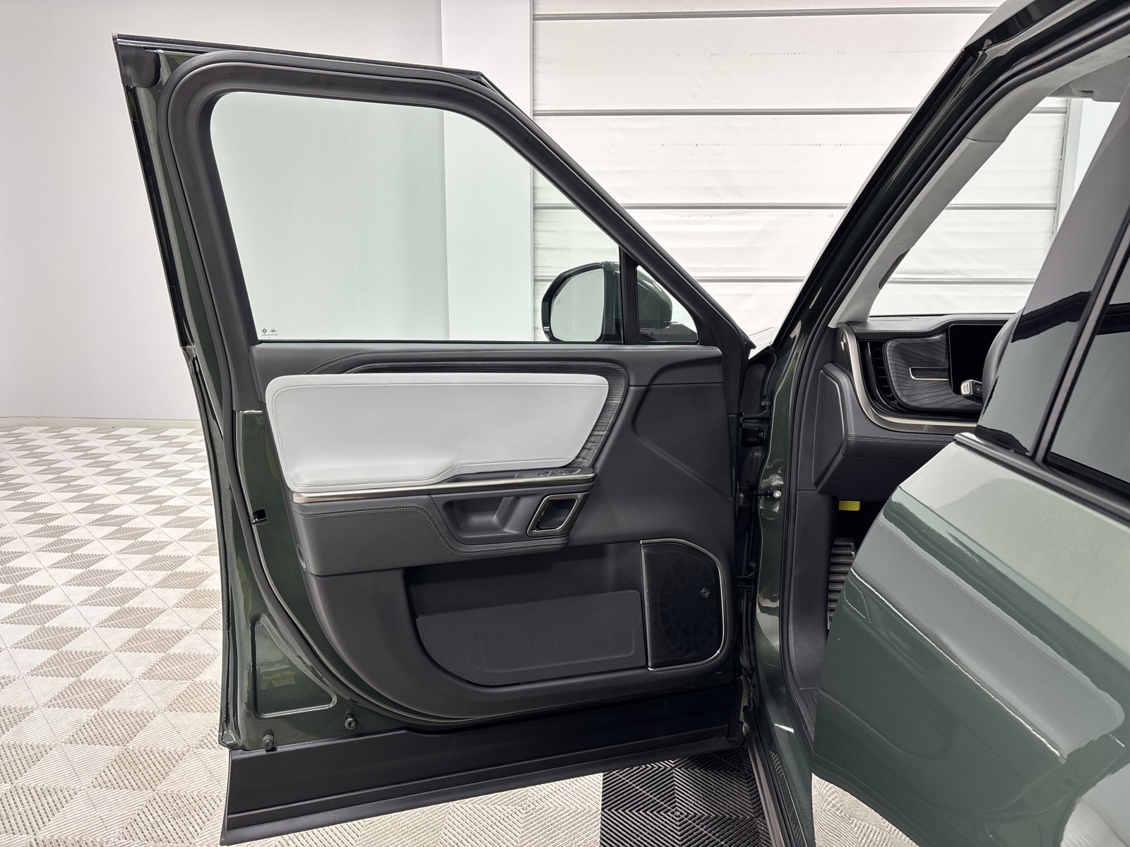 Used 2024 Rivian R1T Adventure image 16