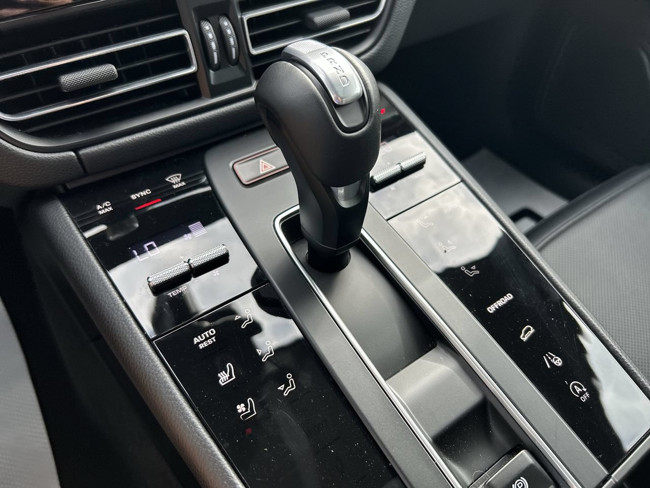 Used 2025 Porsche Macan AWD/4WD image 28