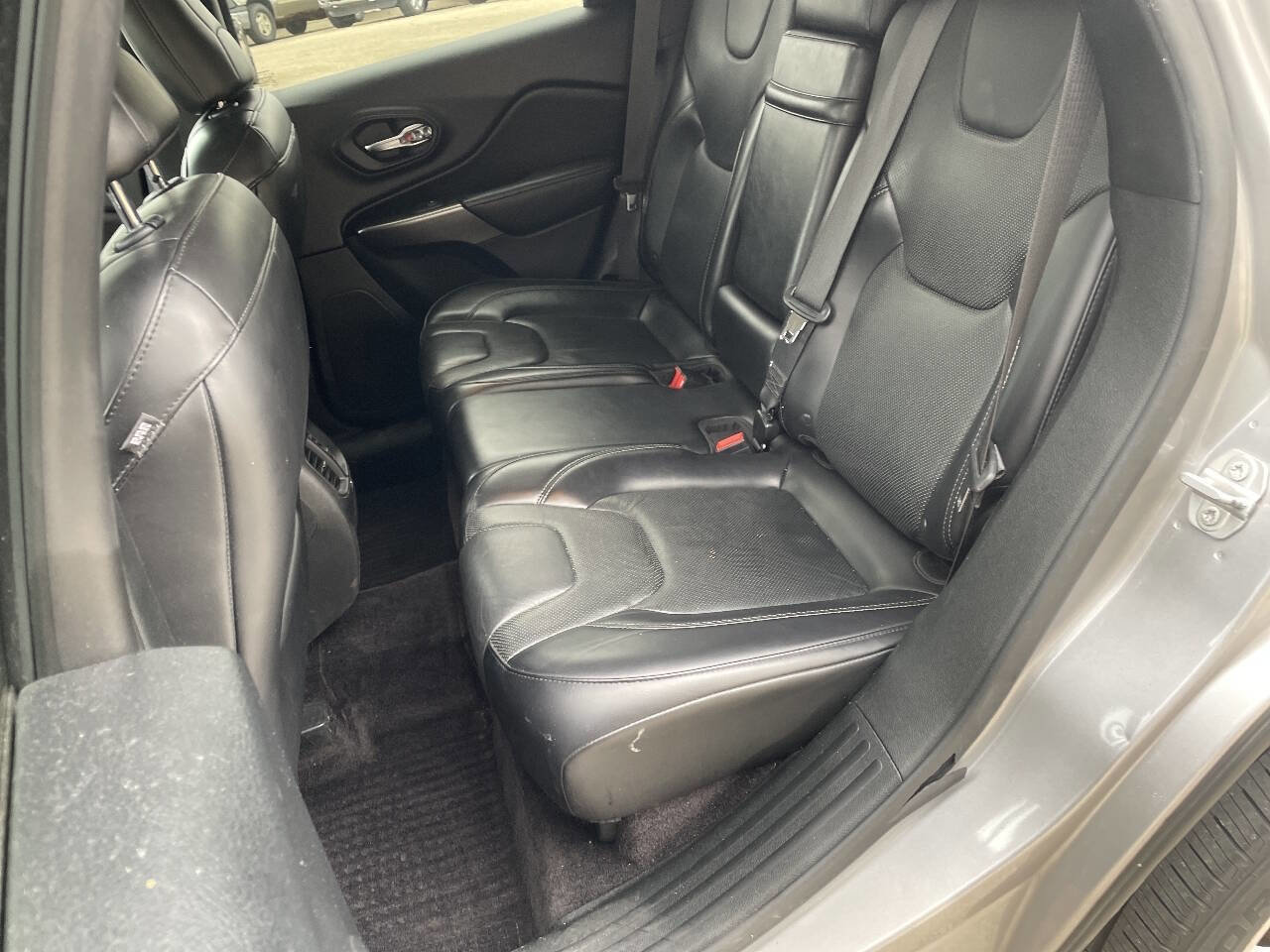 Used 2019 Jeep Cherokee Limited image 19