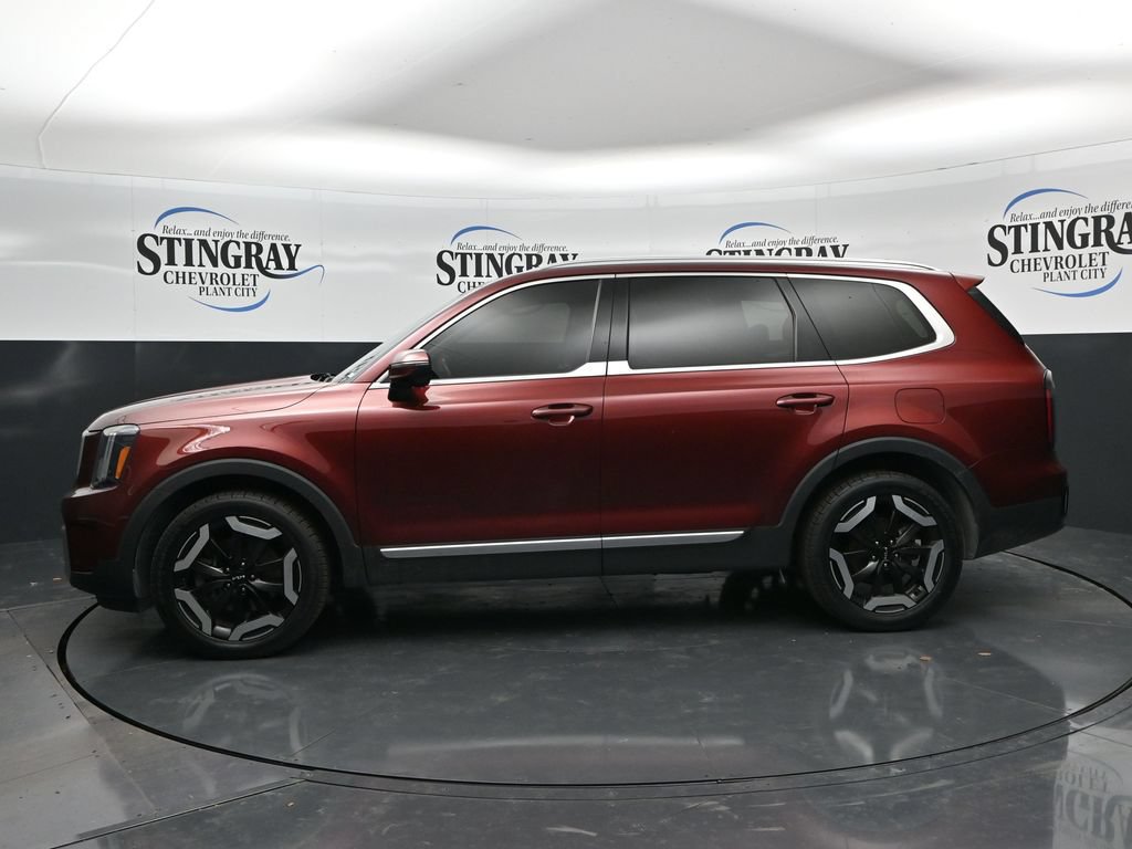Used 2023 Kia Telluride EX w/ EX Captain's Chair Package FWD image 4