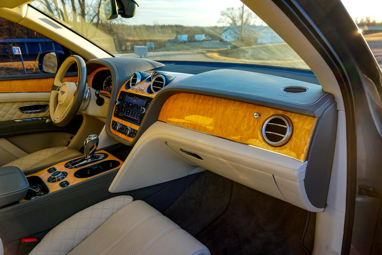 Used 2017 Bentley Bentayga W12 AWD image 41