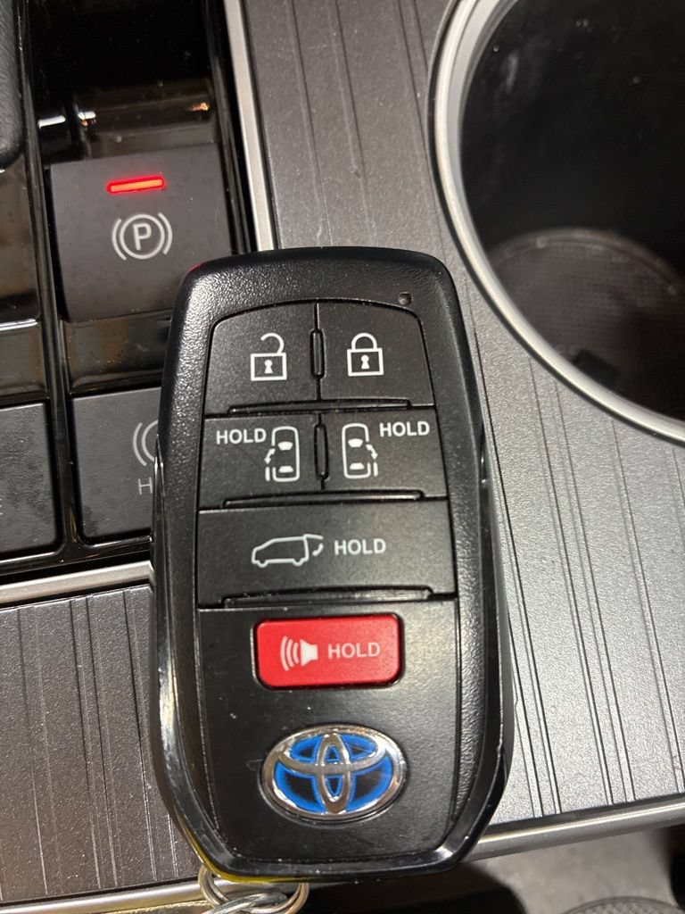 Used 2025 Toyota Sienna XLE AWD/4WD image 25