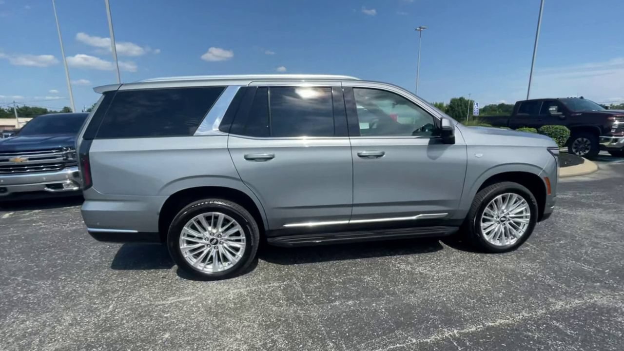 Used 2025 Cadillac Escalade Premium Luxury AWD/4WD image 2