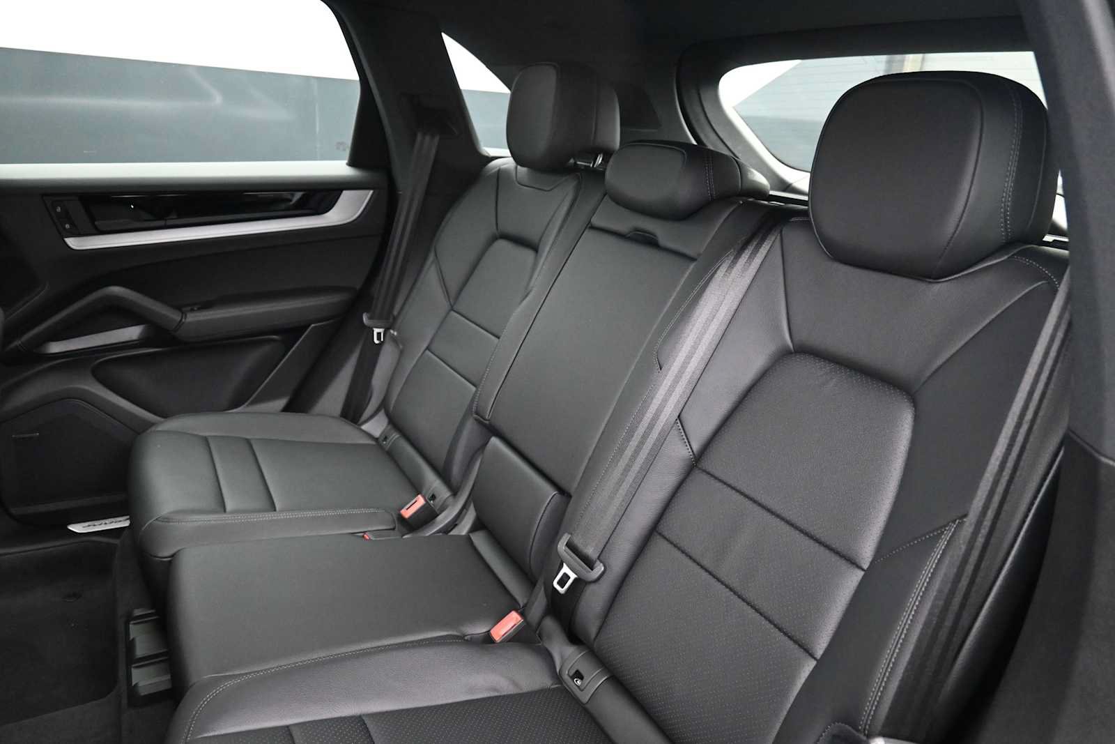 Certified 2025 Porsche Cayenne AWD/4WD image 18