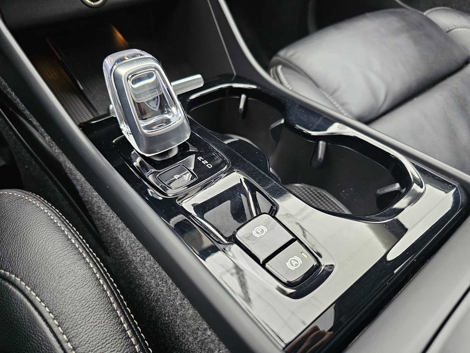 Certified 2024 Volvo XC40 B5 Ultimate w/ Protection Package Premier image 36