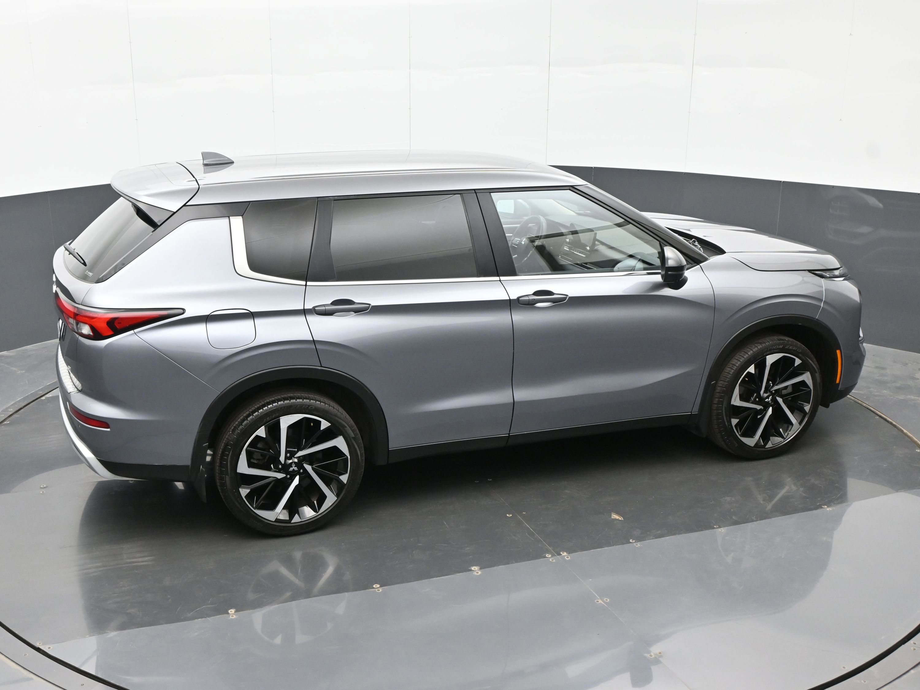 Used 2023 Mitsubishi Outlander SE image 34