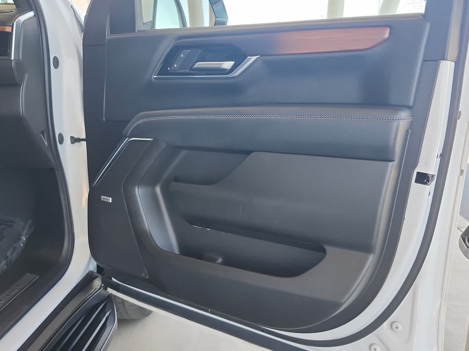 Used 2025 GMC Yukon XL Denali AWD/4WD image 12