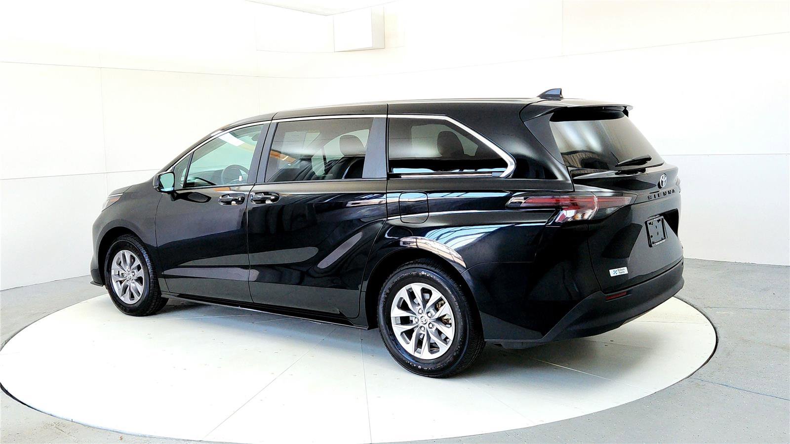 Certified 2024 Toyota Sienna LE image 4
