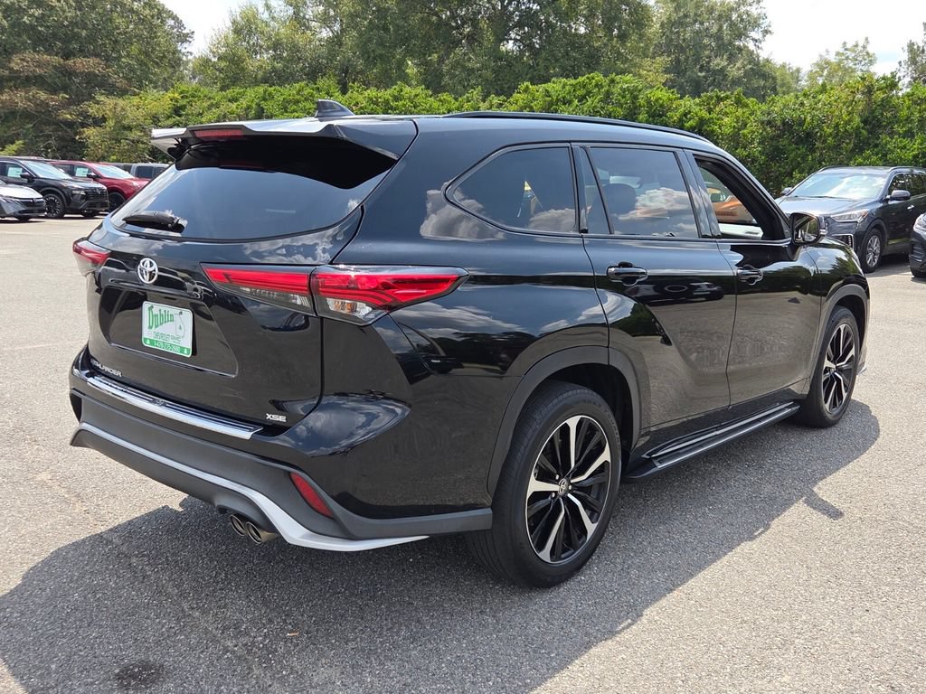 Used 2022 Toyota Highlander XSE FWD image 11