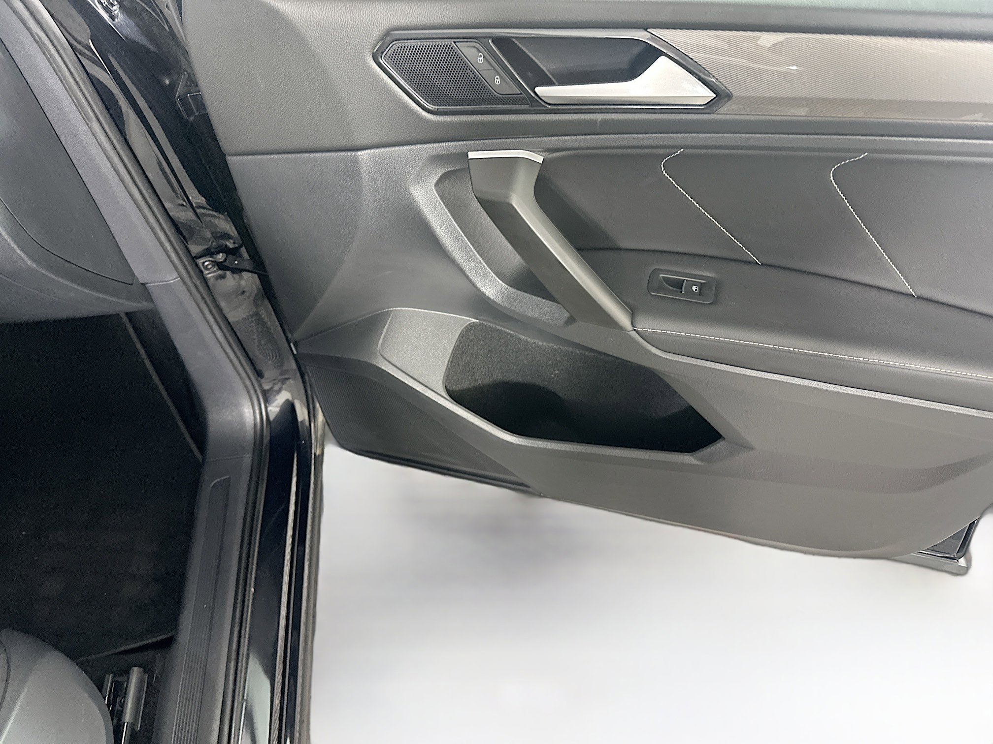 Used 2023 Volkswagen Tiguan SE FWD image 30