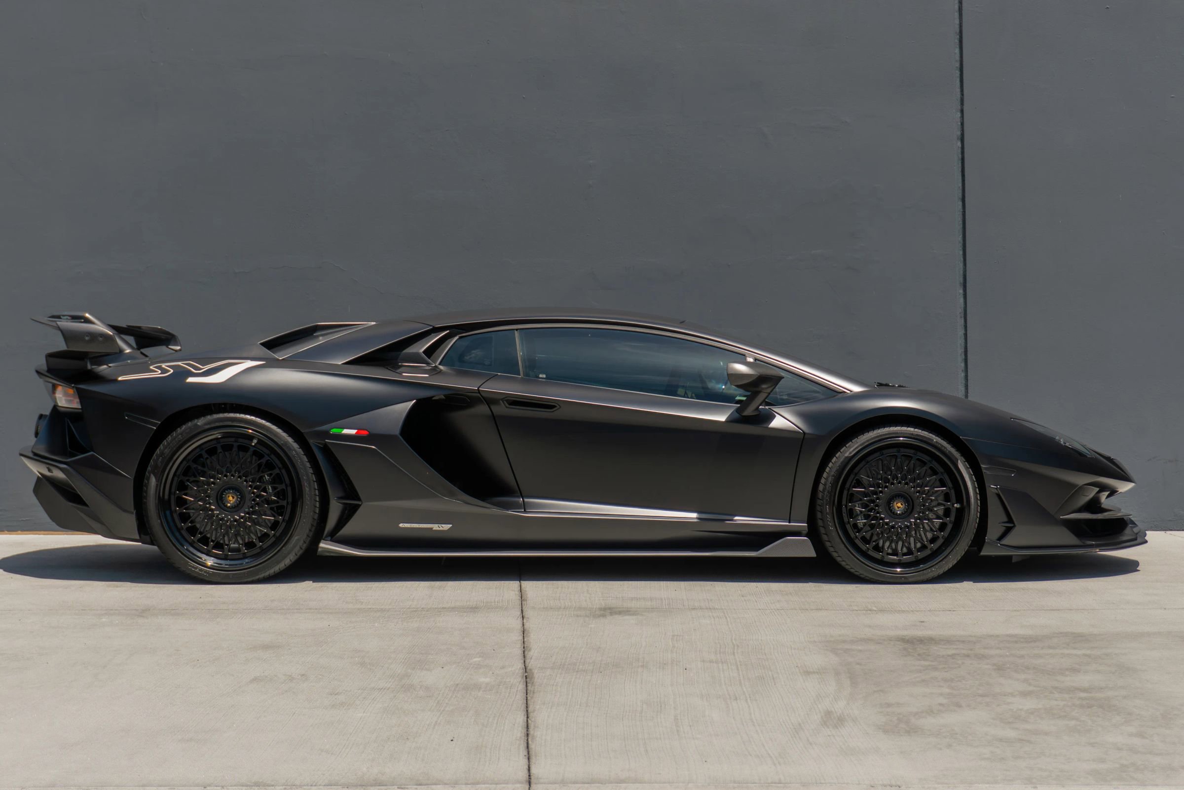 Used 2019 Lamborghini Aventador SVJ AWD/4WD image 6