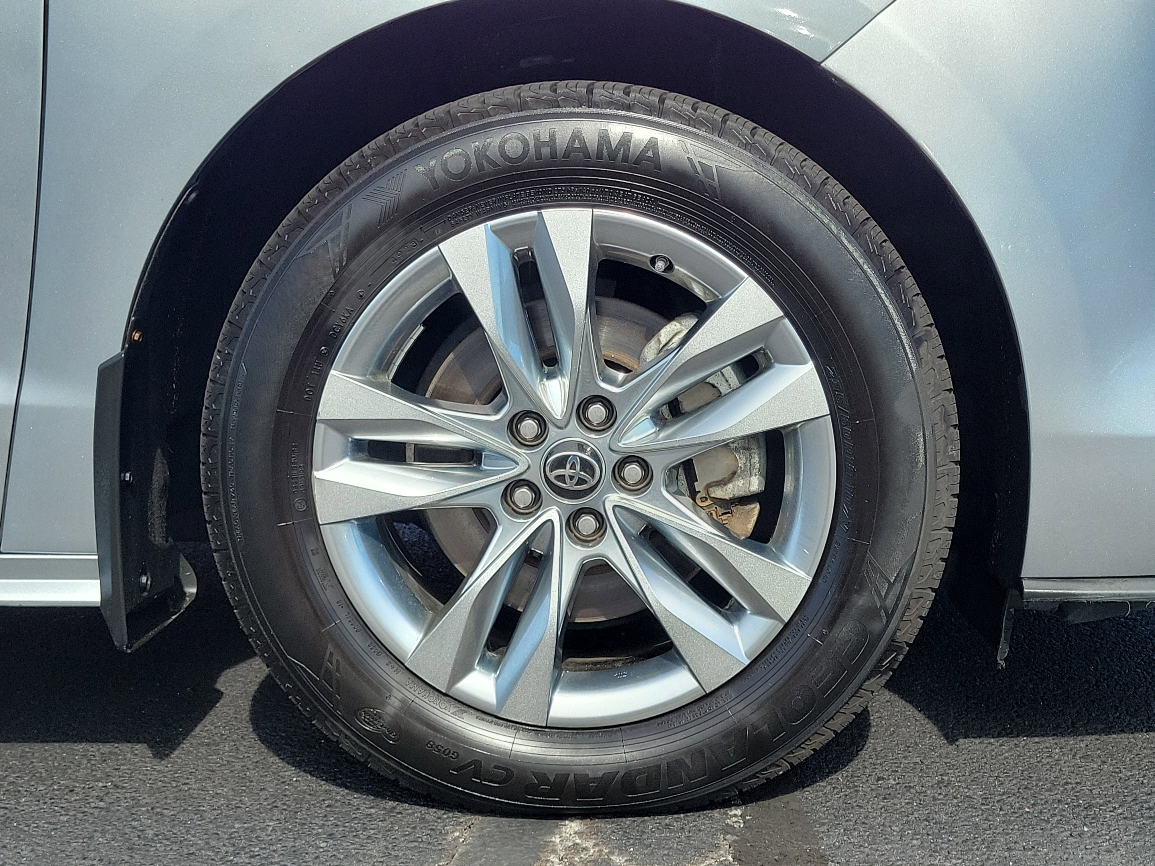 Used 2022 Toyota Sienna XLE w/ XLE Plus Package FWD image 5