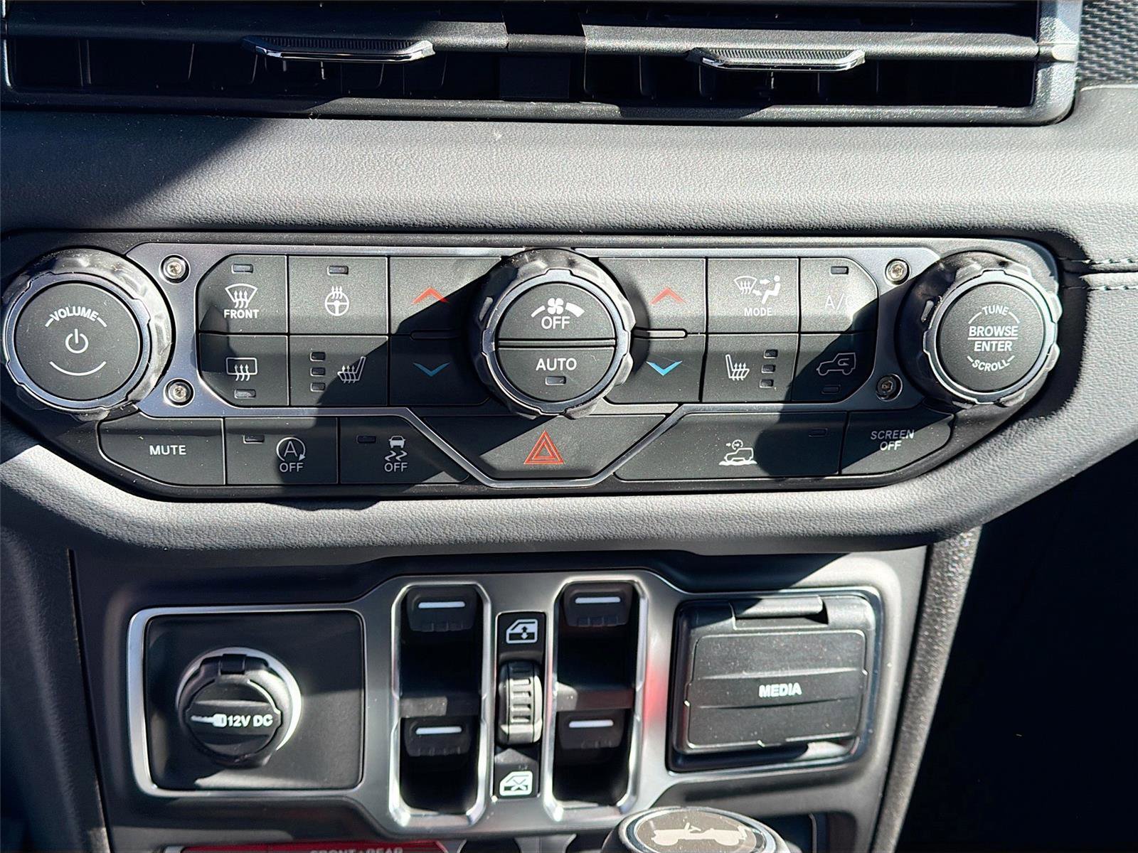 New 2026 Jeep Wrangler Unlimited Rubicon w/ Dual Top Group image 15