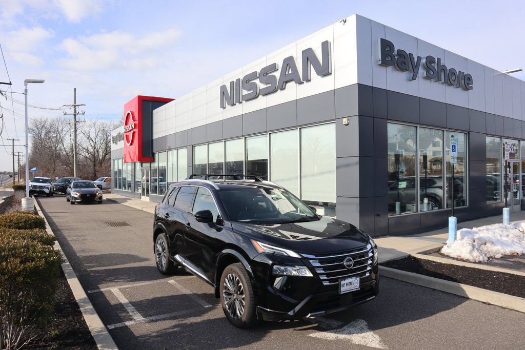 Certified 2025 Nissan Rogue Platinum FWD image 2