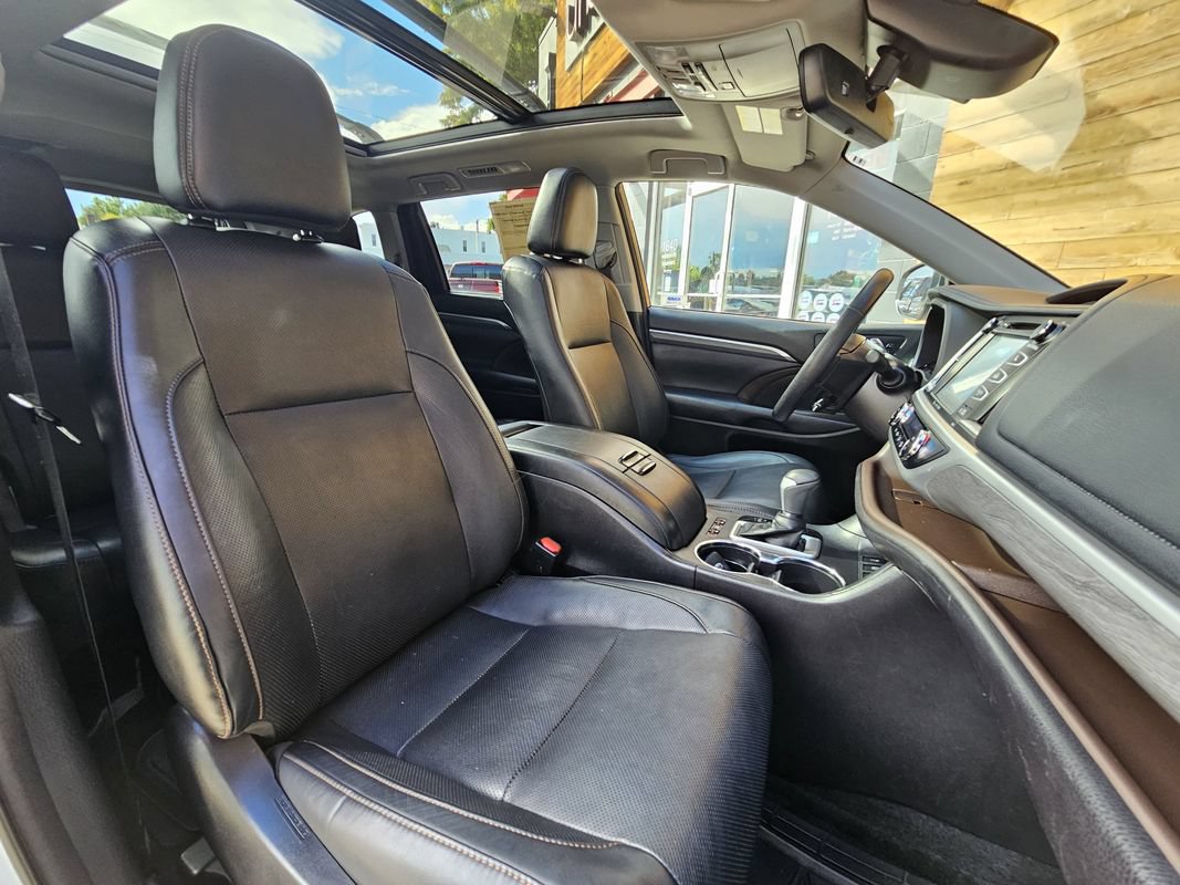 Used 2018 Toyota Highlander Limited Platinum w/ Carpet Mat Package (TMS) AWD/4WD image 4