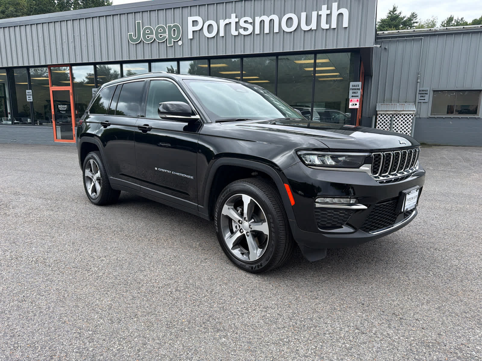 Used 2023 Jeep Grand Cherokee 4WD 4xe image 2