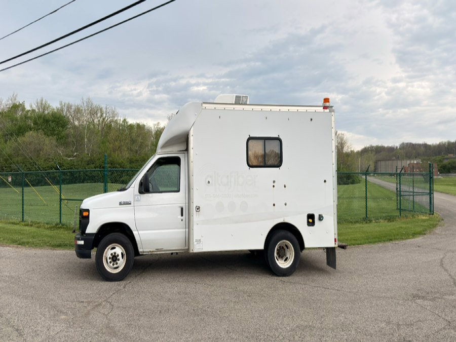 Used 2011 Ford E-350 and Econoline 350 Super Duty RWD image 2