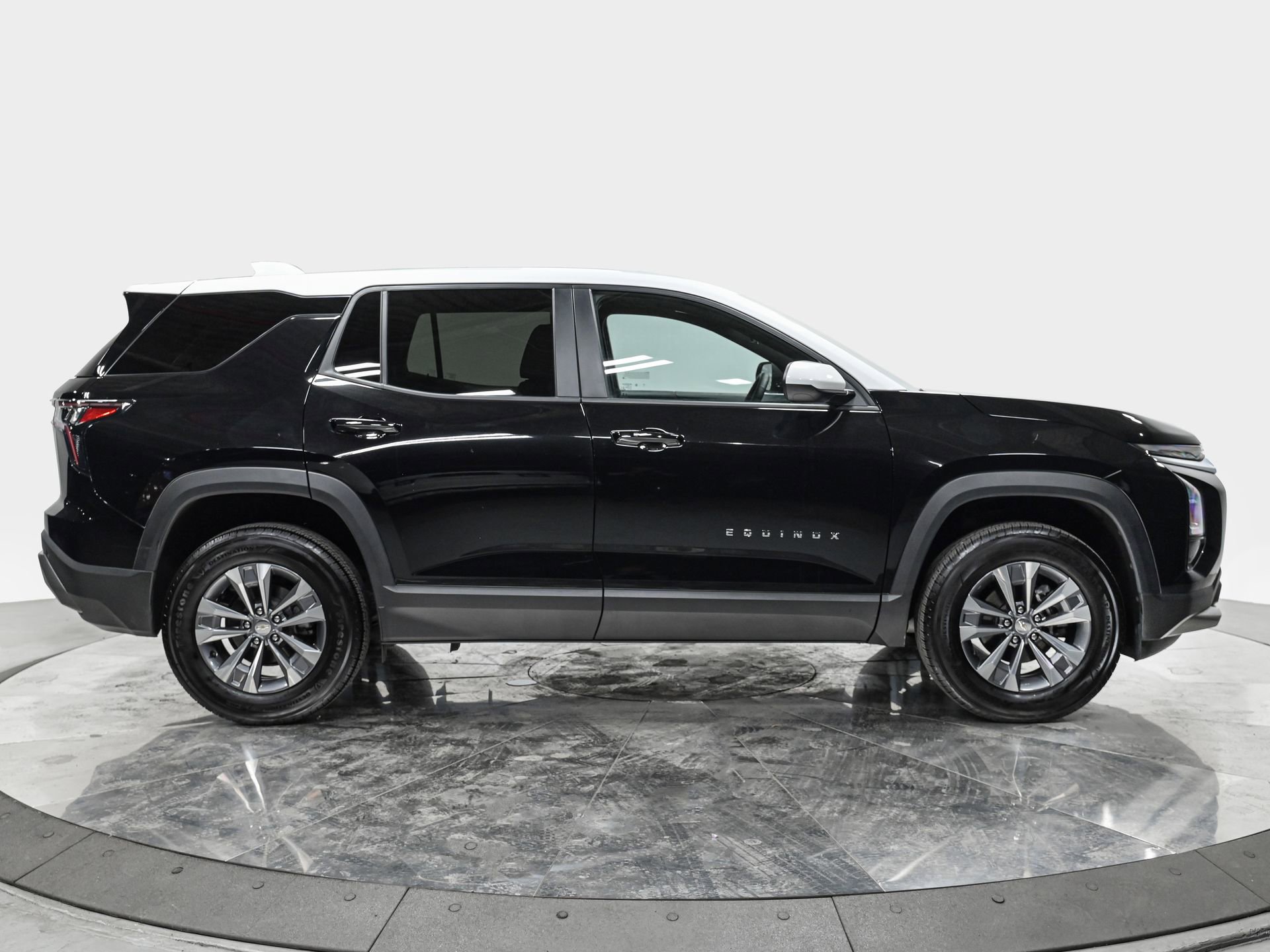 Used 2025 Chevrolet Equinox LT FWD image 8