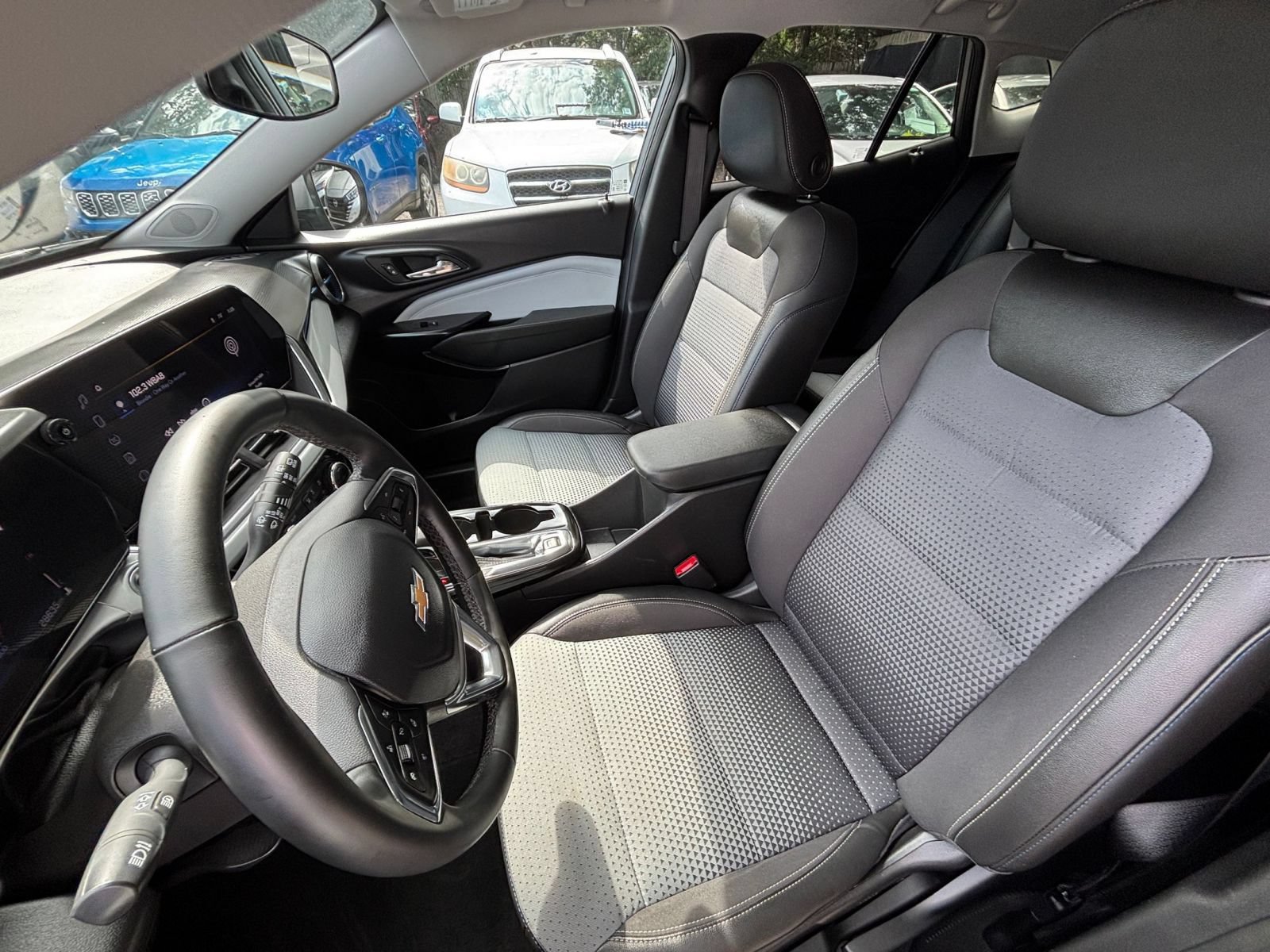 Used 2025 Chevrolet Trax LT w/ LT Convenience Package FWD image 36