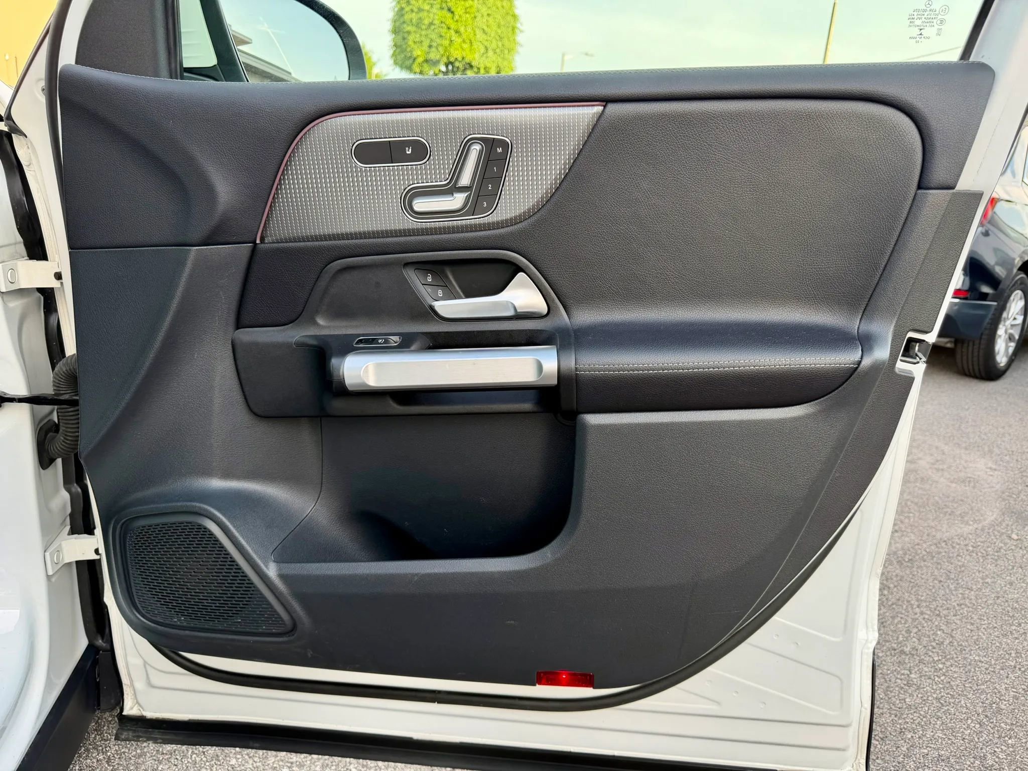 Used 2022 Mercedes-Benz GLB 250 4MATIC w/ Premium Package Lite image 38