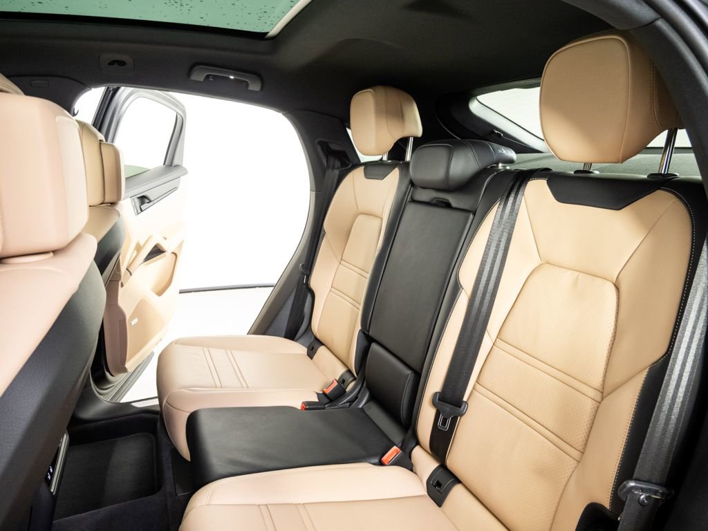 Certified 2024 Porsche Cayenne Base image 22