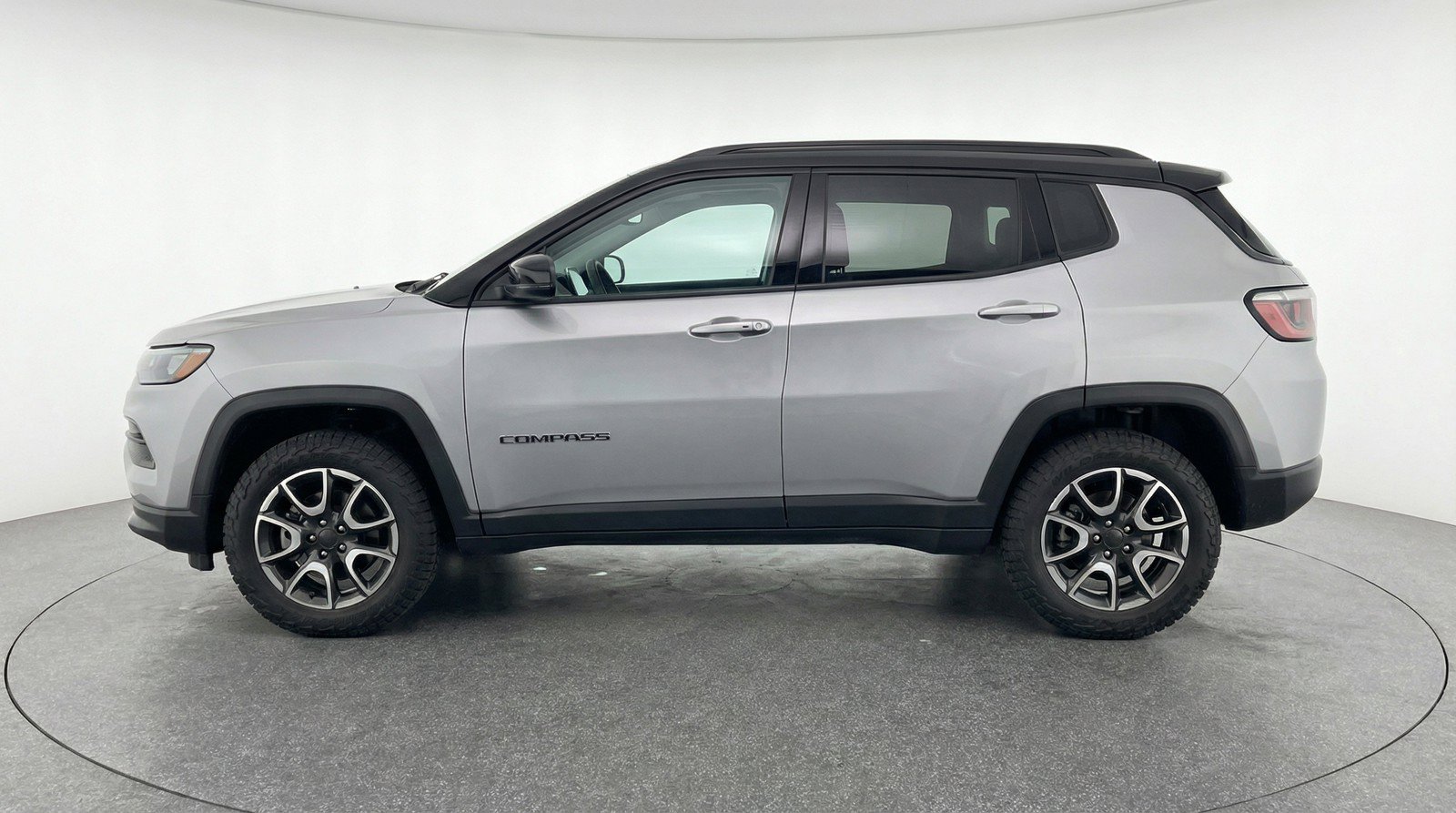 Used 2025 Jeep Compass Trailhawk AWD/4WD image 5