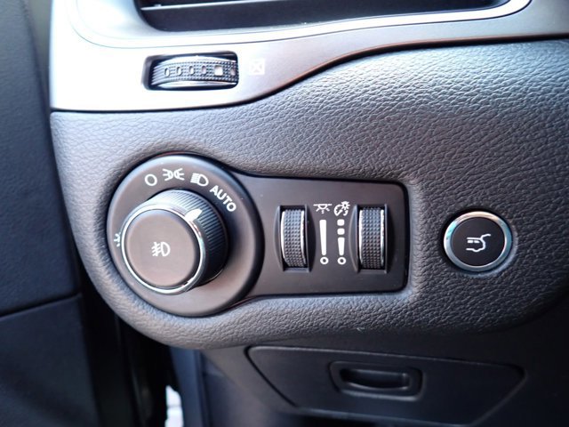 Used 2019 Jeep Cherokee Latitude Plus w/ Comfort/Convenience Group image 16