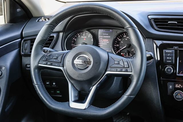 Used 2018 Nissan Rogue SV image 16