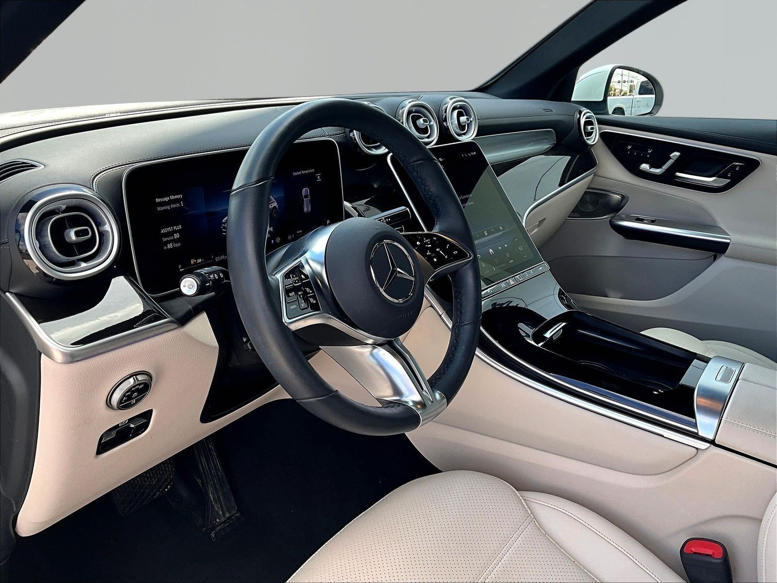 Used 2025 Mercedes-Benz GLC 300 4MATIC image 17