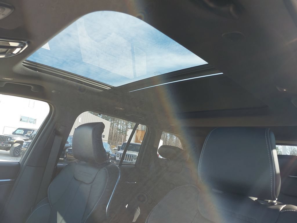 New 2024 Jeep Grand Cherokee Overland w/ Luxury Tech Group IV AWD/4WD image 18