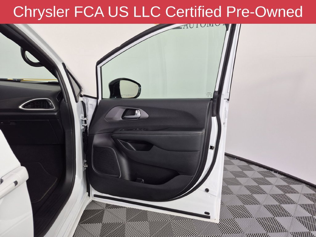 Certified 2025 Chrysler Pacifica Select FWD image 35