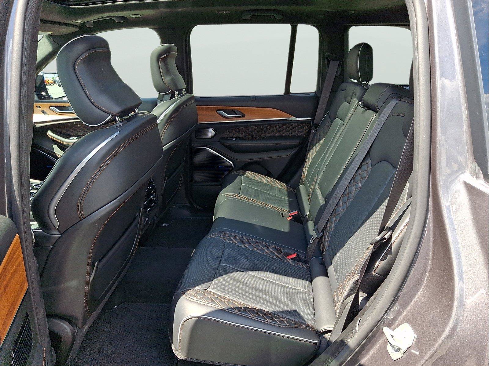 Used 2025 Jeep Grand Cherokee Summit AWD/4WD image 8