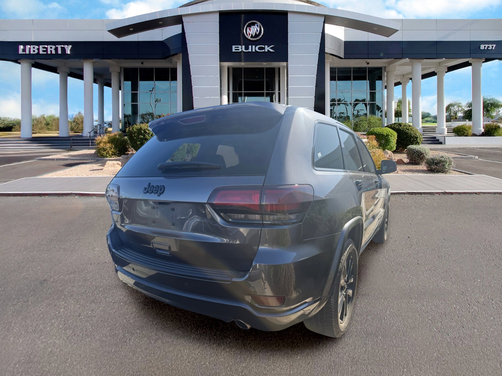 Used 2020 Jeep Grand Cherokee Altitude RWD image 3