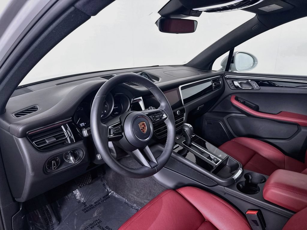 Certified 2026 Porsche Macan AWD/4WD image 4