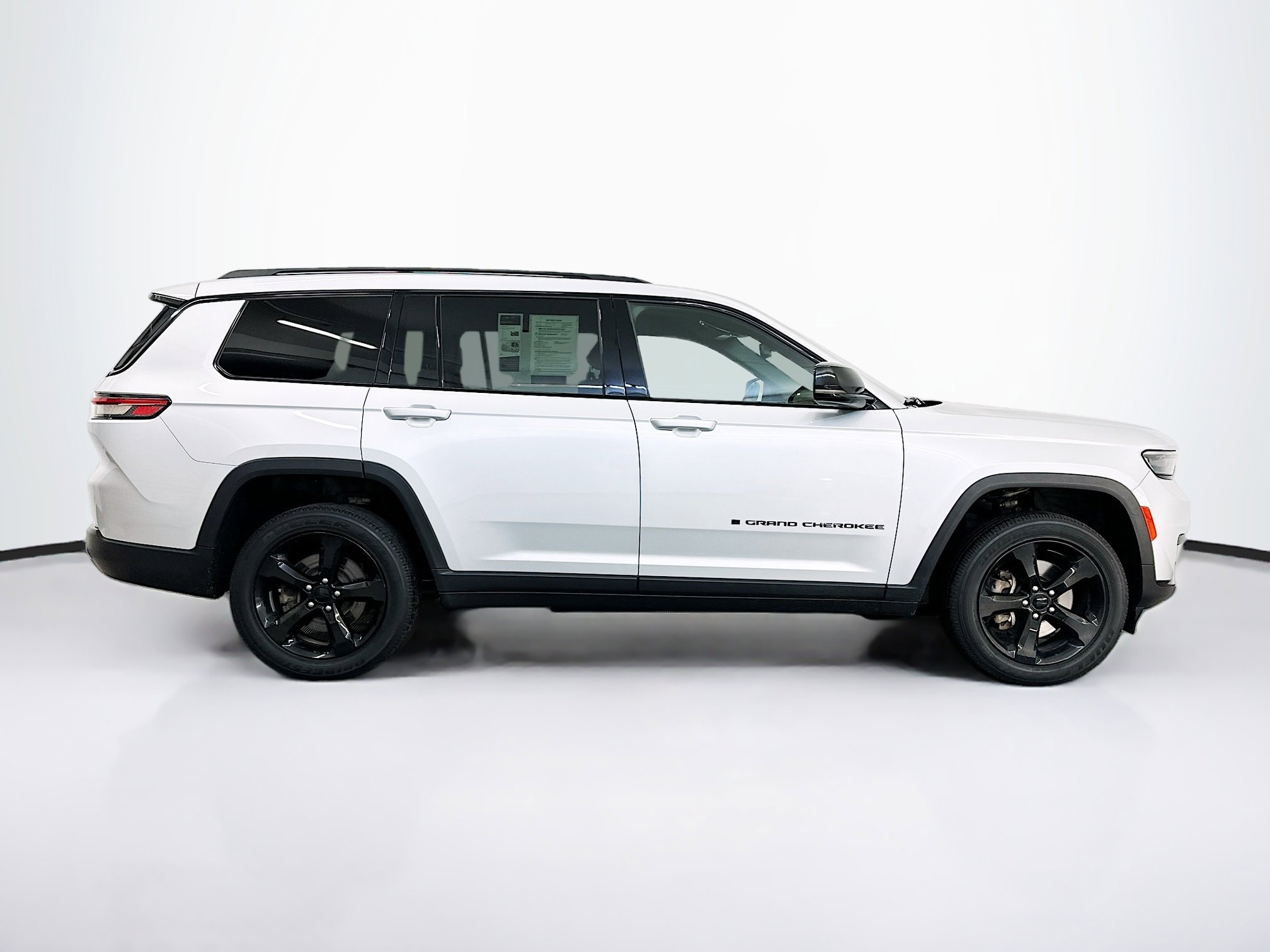 Used 2023 Jeep Grand Cherokee L Laredo image 10