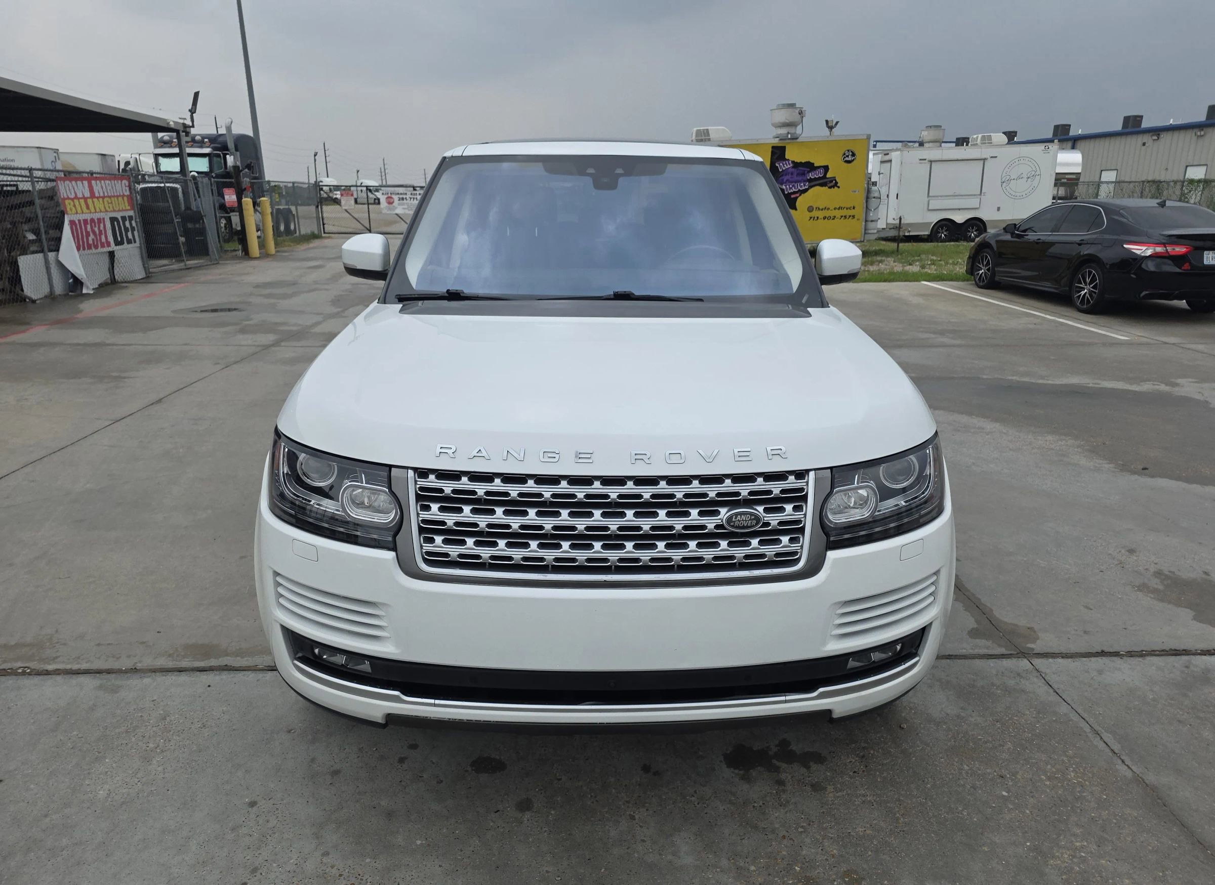 Used 2017 Land Rover Range Rover HSE AWD/4WD image 4