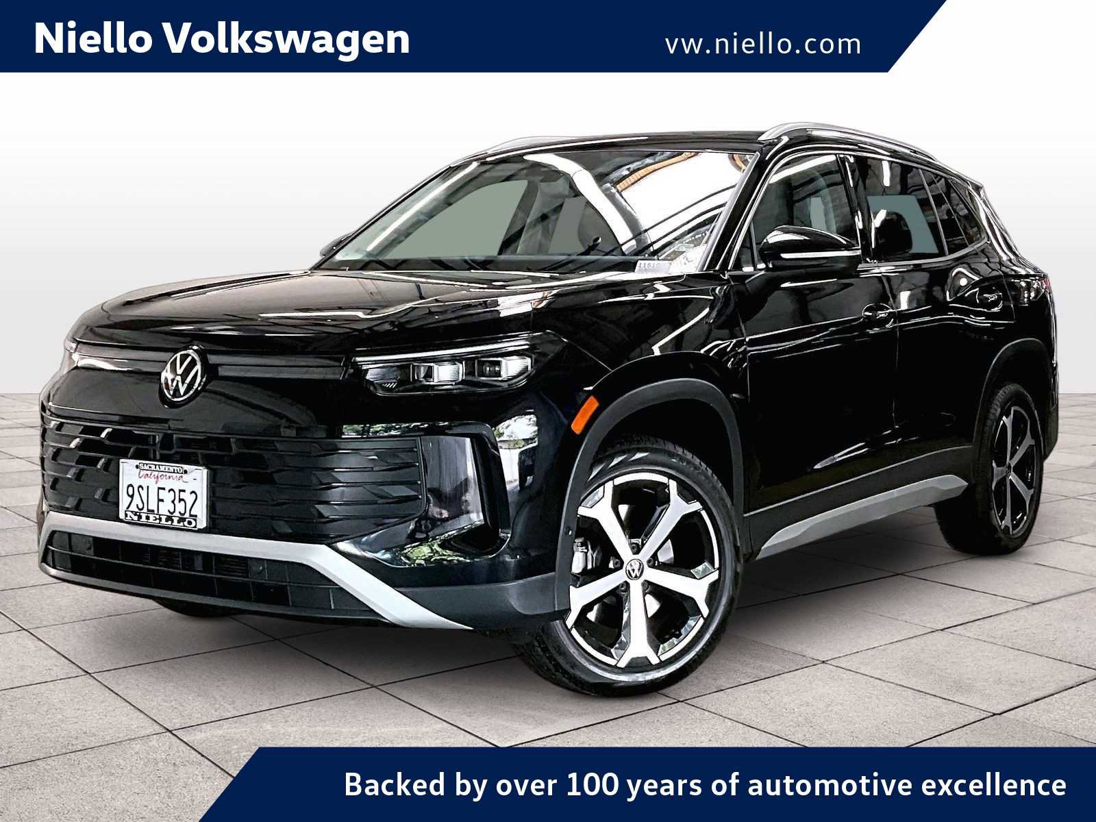 Used 2025 Volkswagen Tiguan SE w/ Panoramic Sunroof Package image 1