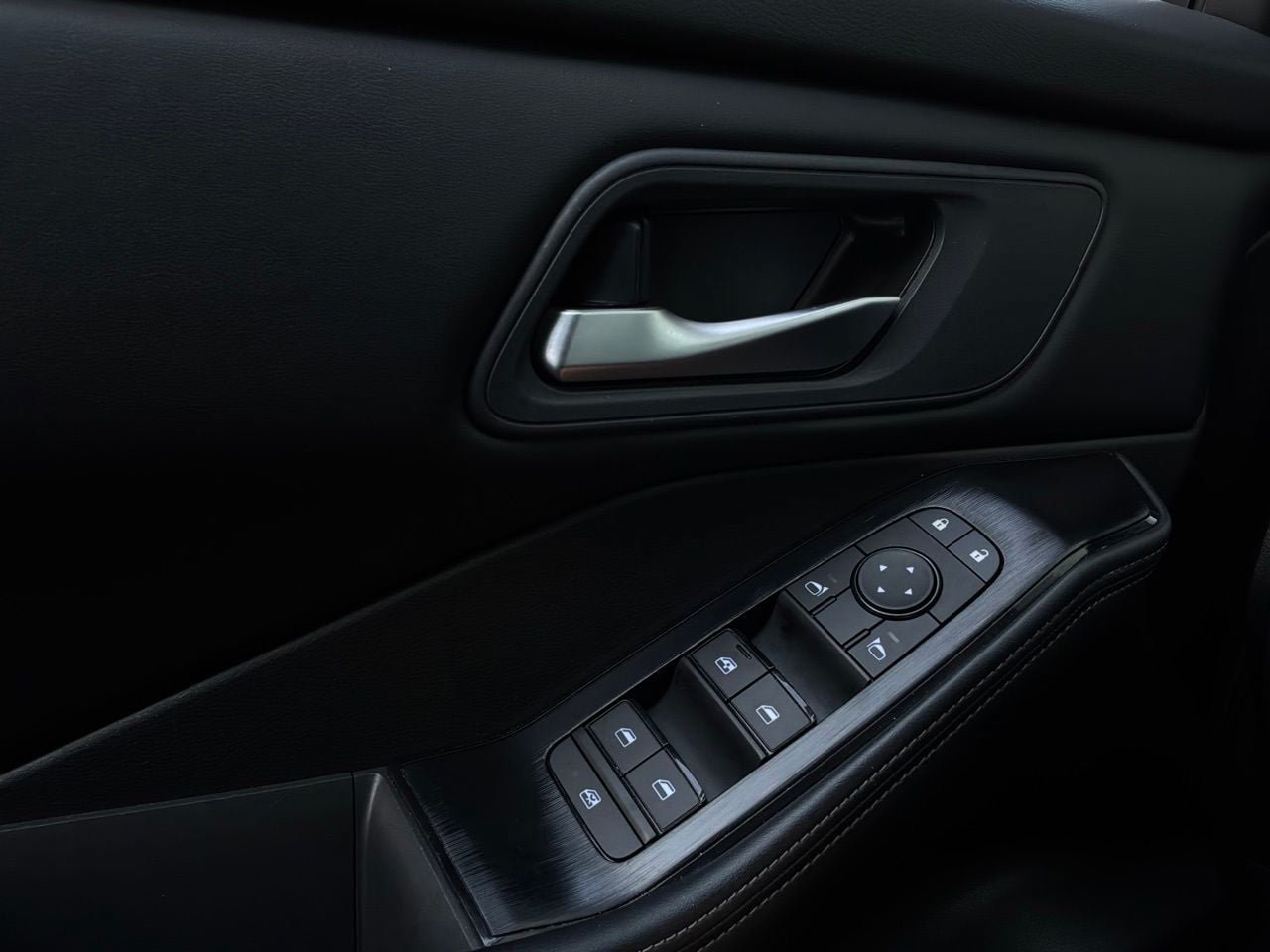 Used 2025 Nissan Rogue SV FWD image 21