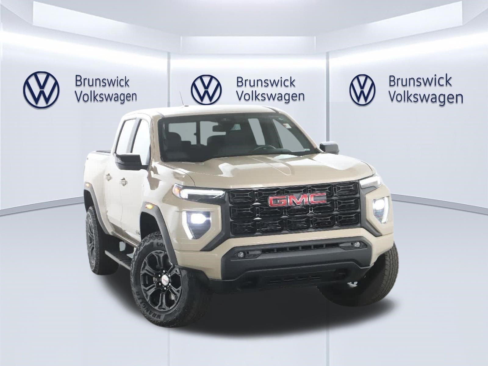 Used 2024 GMC Canyon Elevation w/ Elevation Premium Package AWD/4WD image 2