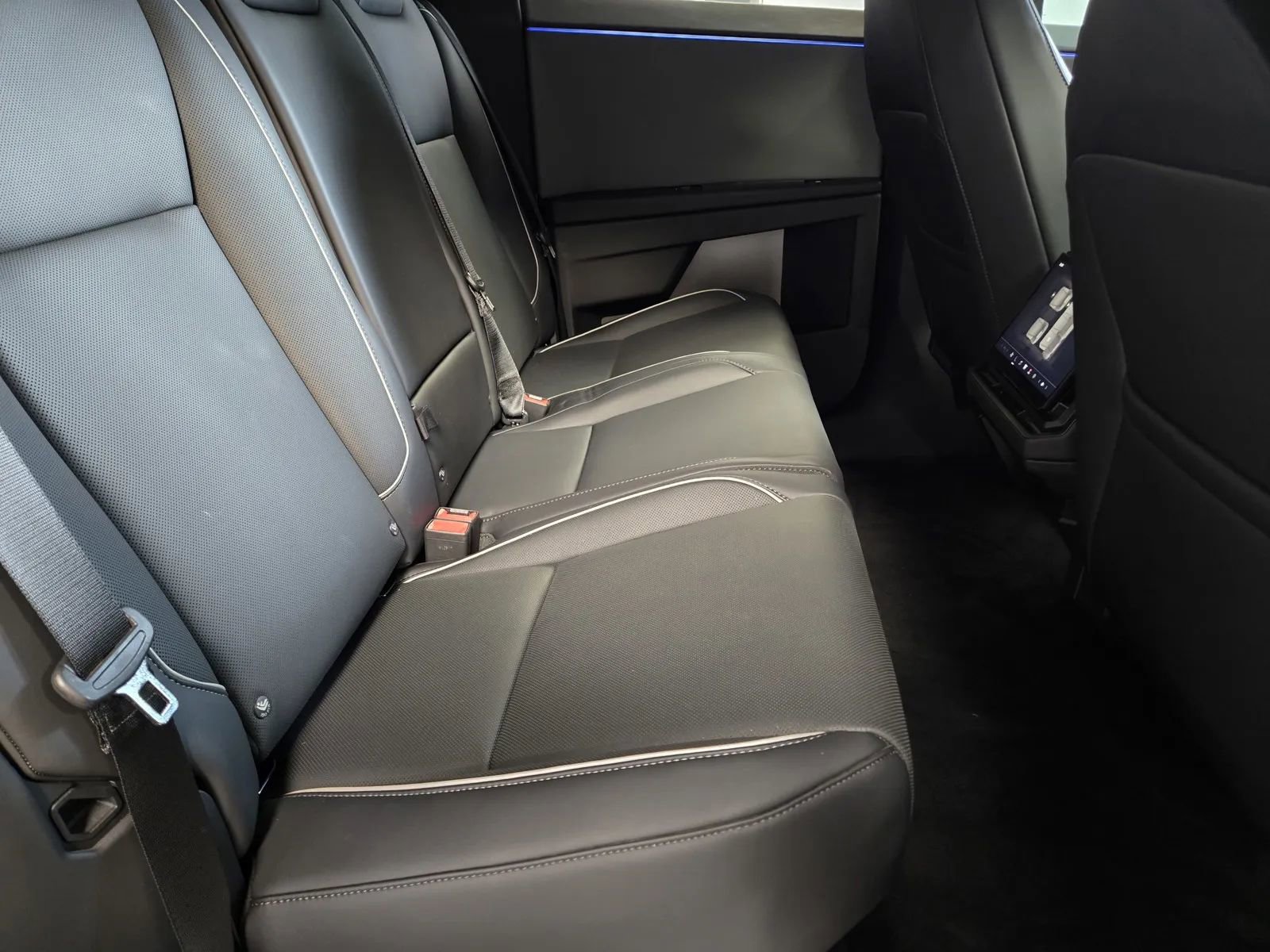 Used 2025 Tesla Cybertruck AWD Crew Cab image 9