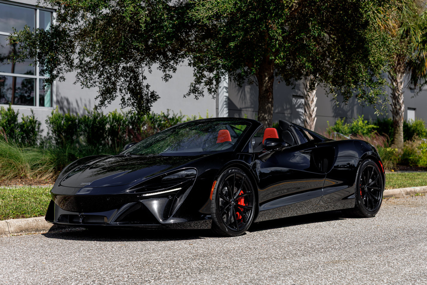 Used 2026 McLaren Artura Spider RWD image 25