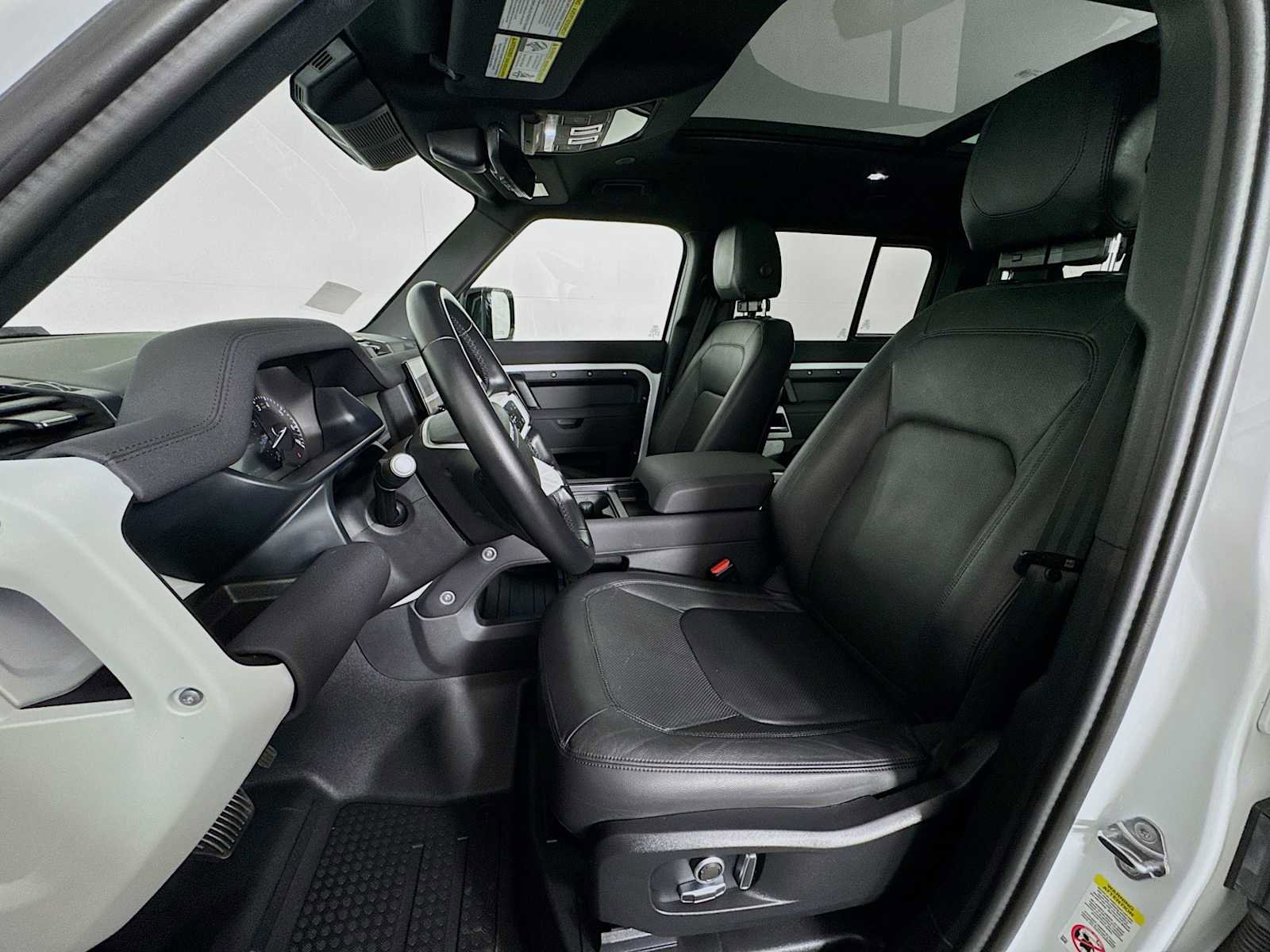 Used 2023 Land Rover Defender 130 SE image 10