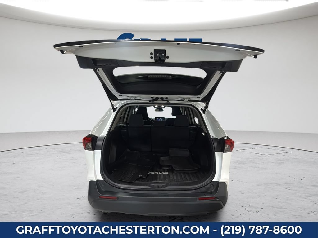 Used 2022 Toyota RAV4 LE AWD/4WD image 16